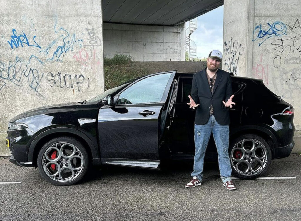 Stefan Jurriëns van StukTV bij zijn Alfa Romeo Tonale